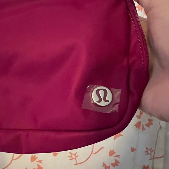 BRAND NEW WITH TAGS! LULULEMON ATHLETICA everywhere belt bag - wild berry - Picture 4 of 5